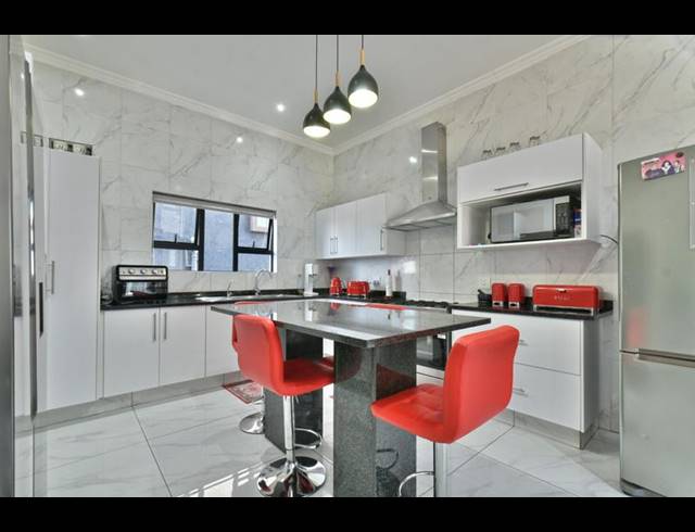 5 BEDROOM HOUSE FOR SALE IN EIKENHOF